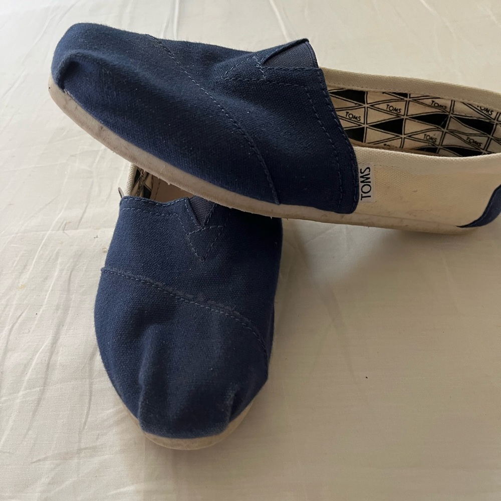 Tom’s. Women’s size 8.5 very good used condition.